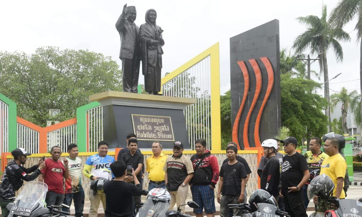 IAS Kenang Kenegarawanan BJ Habibie Di Depan Patung Habibie-Ainun